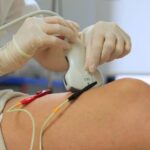 Elena Furió, à Barcelone, pratique une neuromodulation percutanée de précision guidée par échographie à l'aide d'aiguilles fines sur un nerf cible