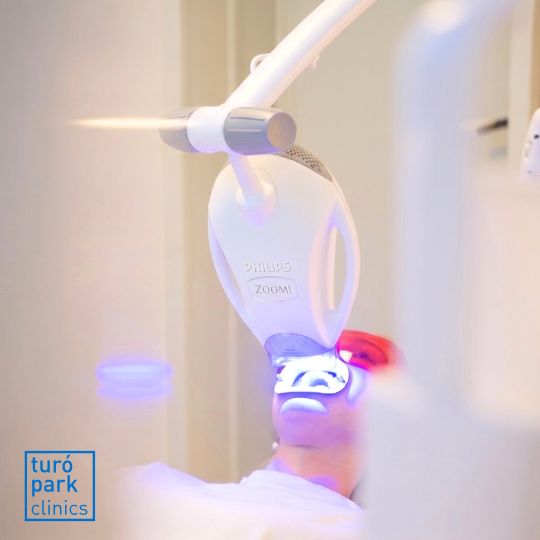 Paciente recibiendo tratamiento de blanqueamiento dental Philips Zoom WhiteSpeed en clínica dental de Barcelona