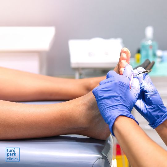Podólogo en Barcelona realizando un análisis biomecánico 3D de la pisada en Turó Park Clinics