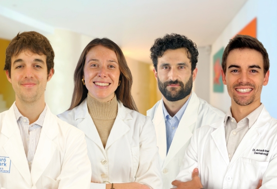 Doctora ginecóloga atendiendo una consulta médica de ginecología privada en Turó Park Clinics Barcelona.